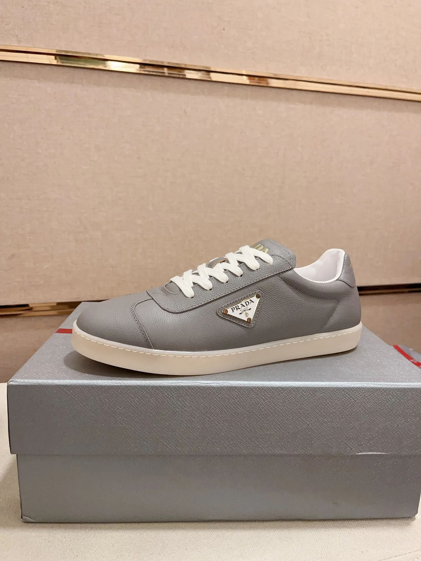 Men's Men's Shoes 💰 500💰 ✔️✔️✔️Higher version High-quality new PRADA (Prada) counters are launched simultaneously. The new men's shoes and 😘fabrics are made of high-tech glue-making technology. Lining: Full cowhide lining. 👍🏿 High-end ☄️ air-cushion molded anti-slip rubber outsole, exquisite lines, simple and elegant, comfortable and high-end for leisure travel. Code number: 38 to 44 (45 can be customized and cannot be returned or exchanged)